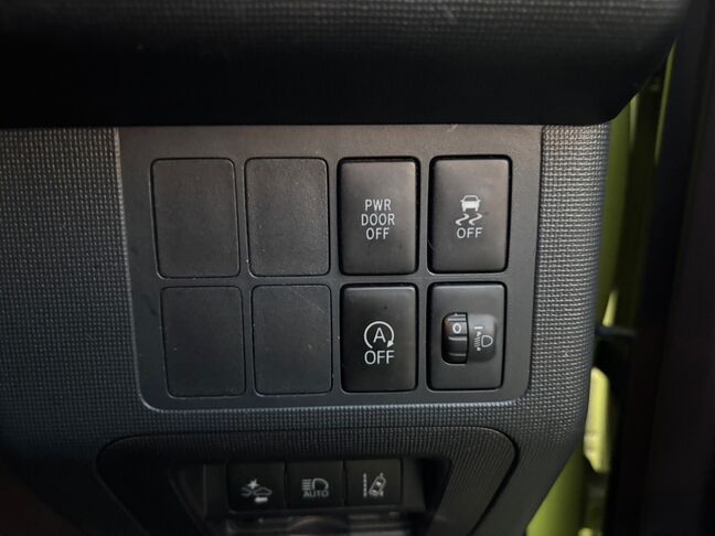 オートハイビームと車線逸脱お知らせ機能も装備されています【スペイド】